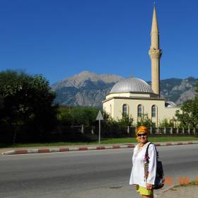 За мечетью гора Тахталы высотой 2365 метров, на её вершину швейцарцами протянута канатная дорога...  - Турция...