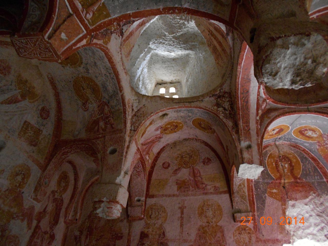 Фрески Церкви Святого Иосифа, нарисованы прямо на вырубленных в скале стенах. - Турция...