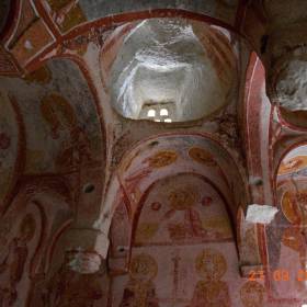 Фрески Церкви Святого Иосифа, нарисованы прямо на вырубленных в скале стенах. - Турция...