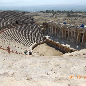  Руины древнего города Хиераполиса, хорошо сохранившийся античный театр, в котором до сих пор можно давать представления... - Турция...