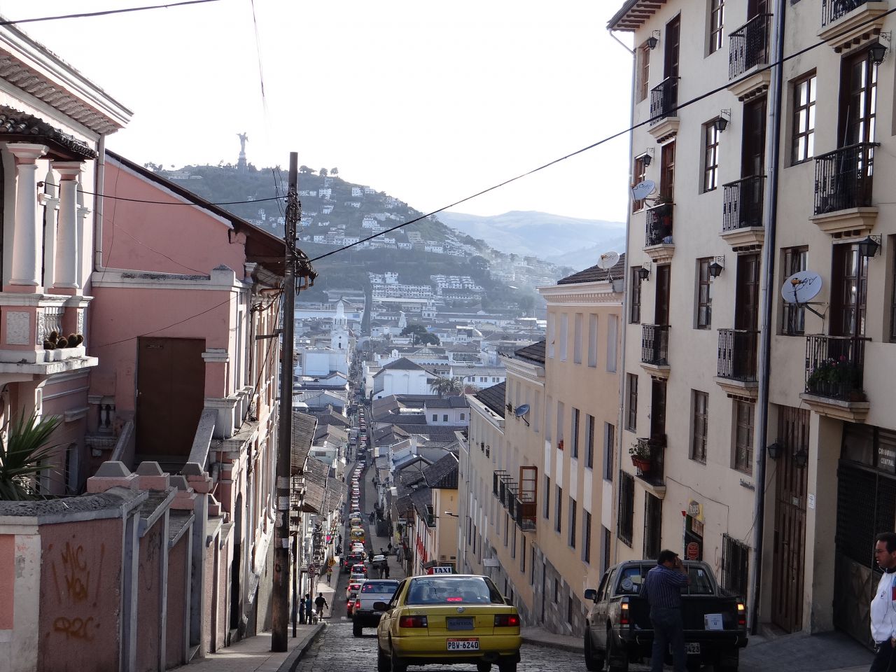 Узкие улочки Кито в час пик под натиском пробок. - Южная Америка 2015. Часть 1. Эквадор: линия экватора и город Кито.