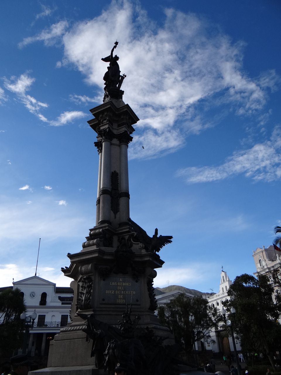 Вечерний Кито. - Южная Америка 2015. Часть 1. Эквадор: линия экватора и город Кито.
