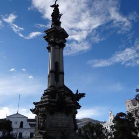 Южная Америка 2015. Часть 1. Эквадор: линия экватора и город Кито.