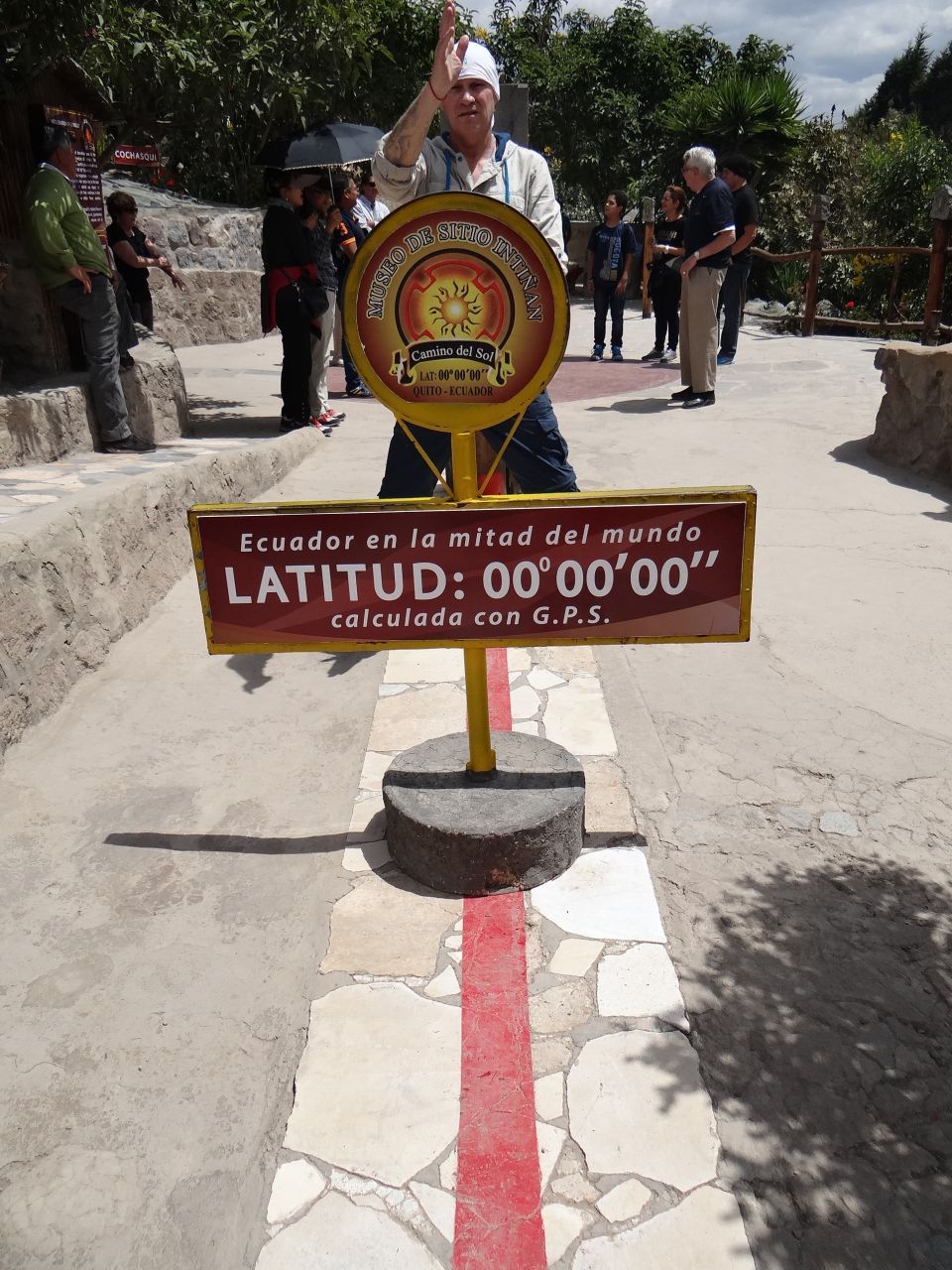 Нулевая линия. - Южная Америка 2015. Часть 1. Эквадор: линия экватора и город Кито.