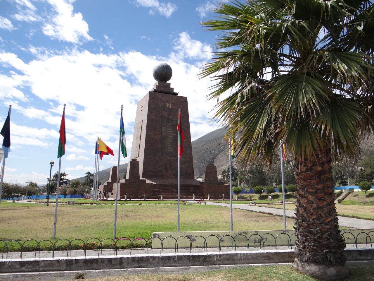 Вокруг флаги стран Южной Америки. - Южная Америка 2015. Часть 1. Эквадор: линия экватора и город Кито.