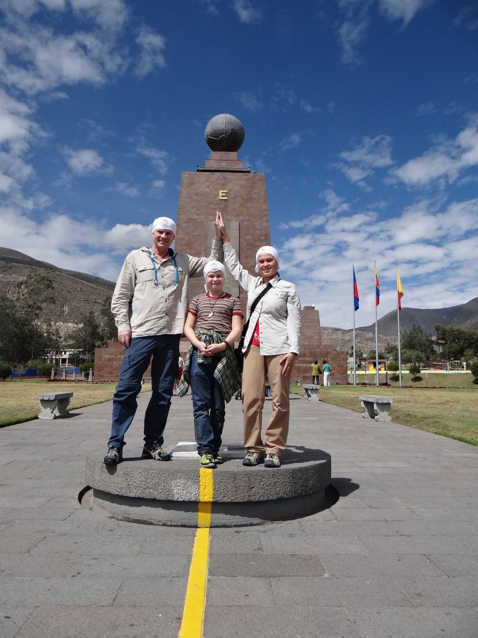 На середине мира. На вершине монумента- каменный глобус. - Южная Америка 2015. Часть 1. Эквадор: линия экватора и город Кито.