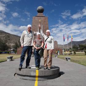 На середине мира. На вершине монумента- каменный глобус. - Южная Америка 2015. Часть 1. Эквадор: линия экватора и город Кито.