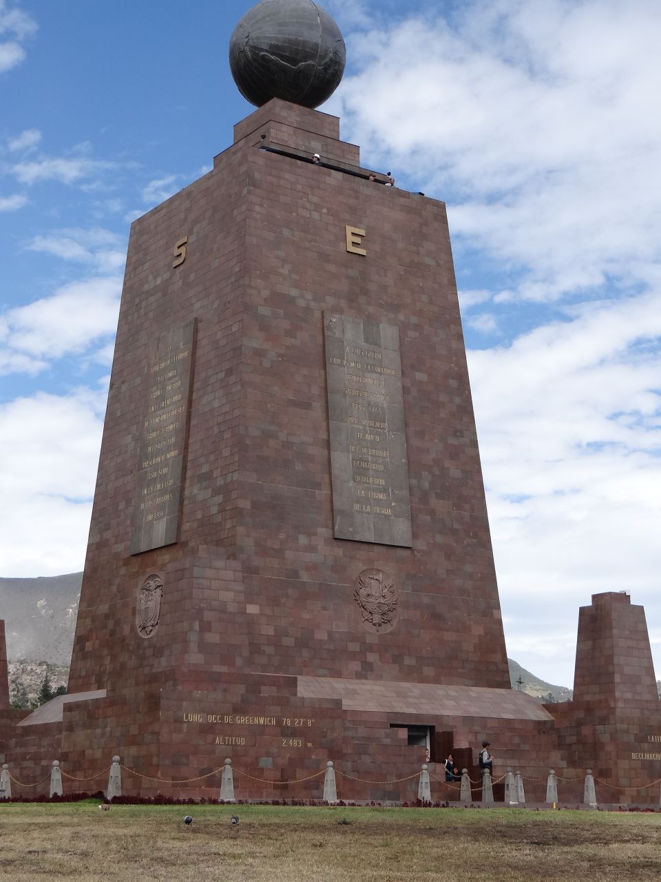 Кито. Эквадор. Монумент экватору называется «Середина Мира» - Южная Америка 2015. Часть 1. Эквадор: линия экватора и город Кито.