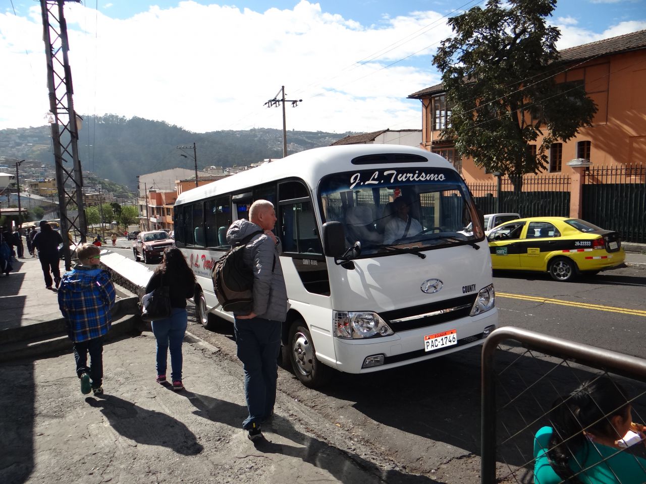 В нашем распоряжении целый автобус. - Южная Америка 2015. Часть 1. Эквадор: линия экватора и город Кито.