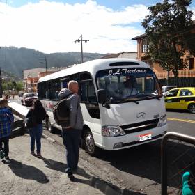 В нашем распоряжении целый автобус. - Южная Америка 2015. Часть 1. Эквадор: линия экватора и город Кито.