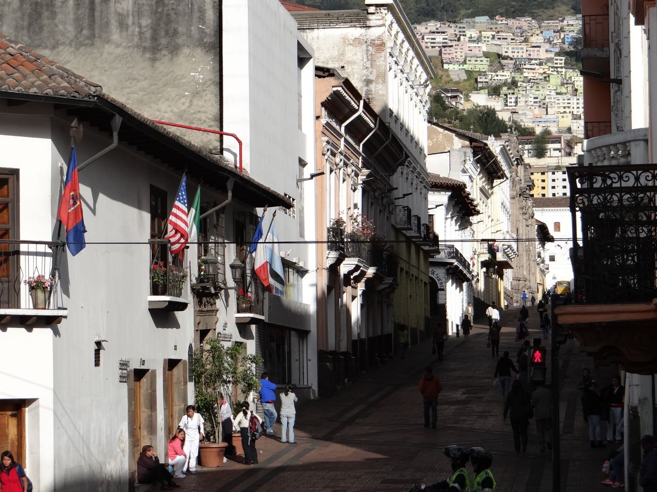 Начало рабочего дня. Город просыпается. - Южная Америка 2015. Часть 1. Эквадор: линия экватора и город Кито.