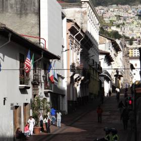Начало рабочего дня. Город просыпается. - Южная Америка 2015. Часть 1. Эквадор: линия экватора и город Кито.