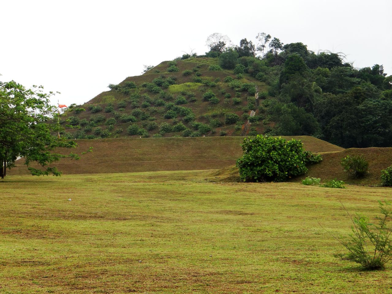Пирамидальные холмы на территории Дворца. - Малайзия, Индонезия. Часть 1. Куала-Лумпур.