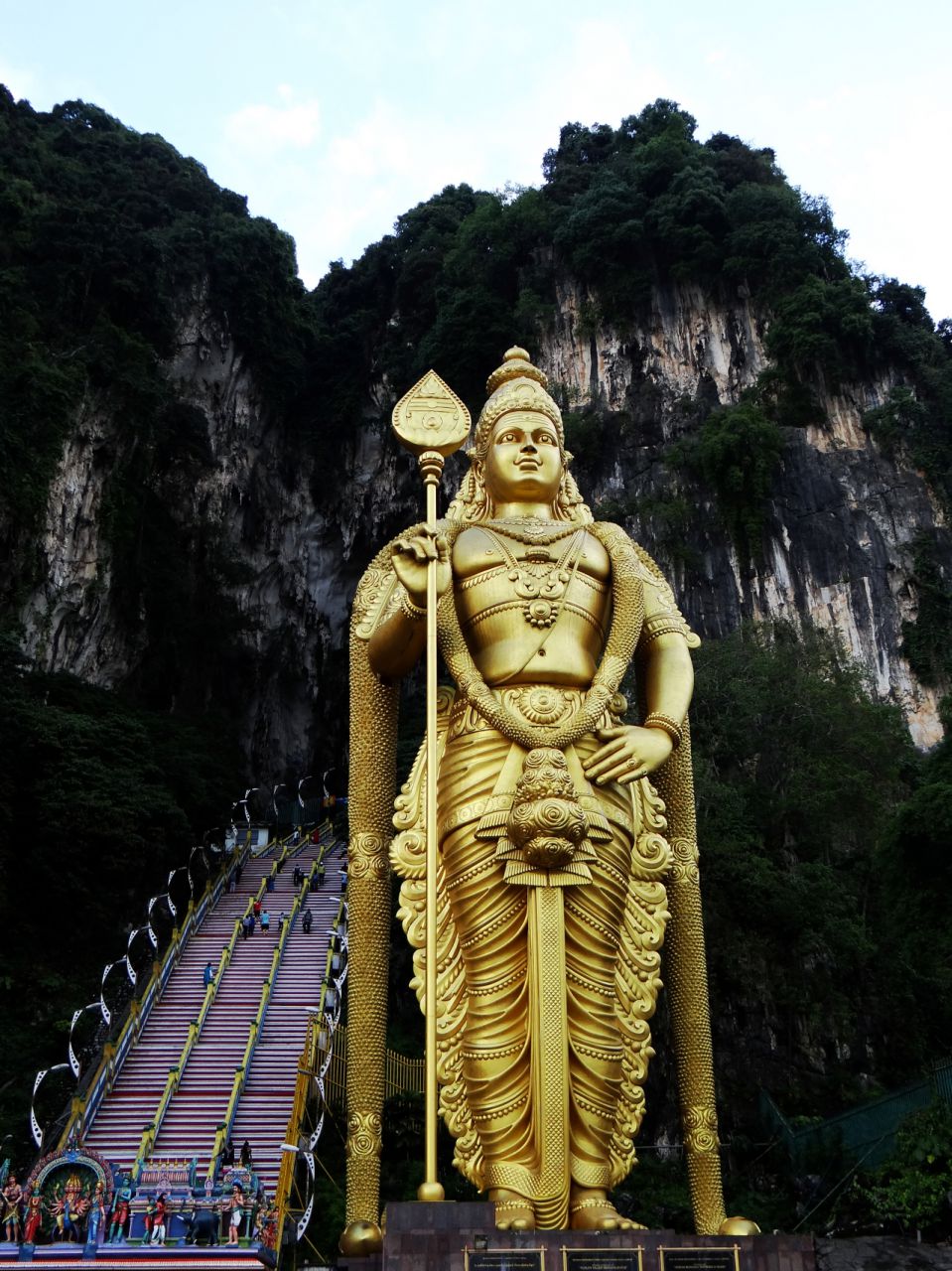 У подножия пещеры возвышается огромная позолоченная статуя бога Муругана, сына Шивы, которому поклоняются многие индуисты. Это его самое высокое изображение в мире – почти 43 метра. - Малайзия, Индонезия. Часть 1. Куала-Лумпур.
