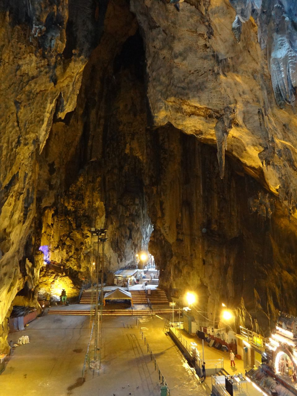 Комплекс состоит из 3 главных пещер и 7 маленьких, высота самой большой достигает 100 метров. - Малайзия, Индонезия. Часть 1. Куала-Лумпур.