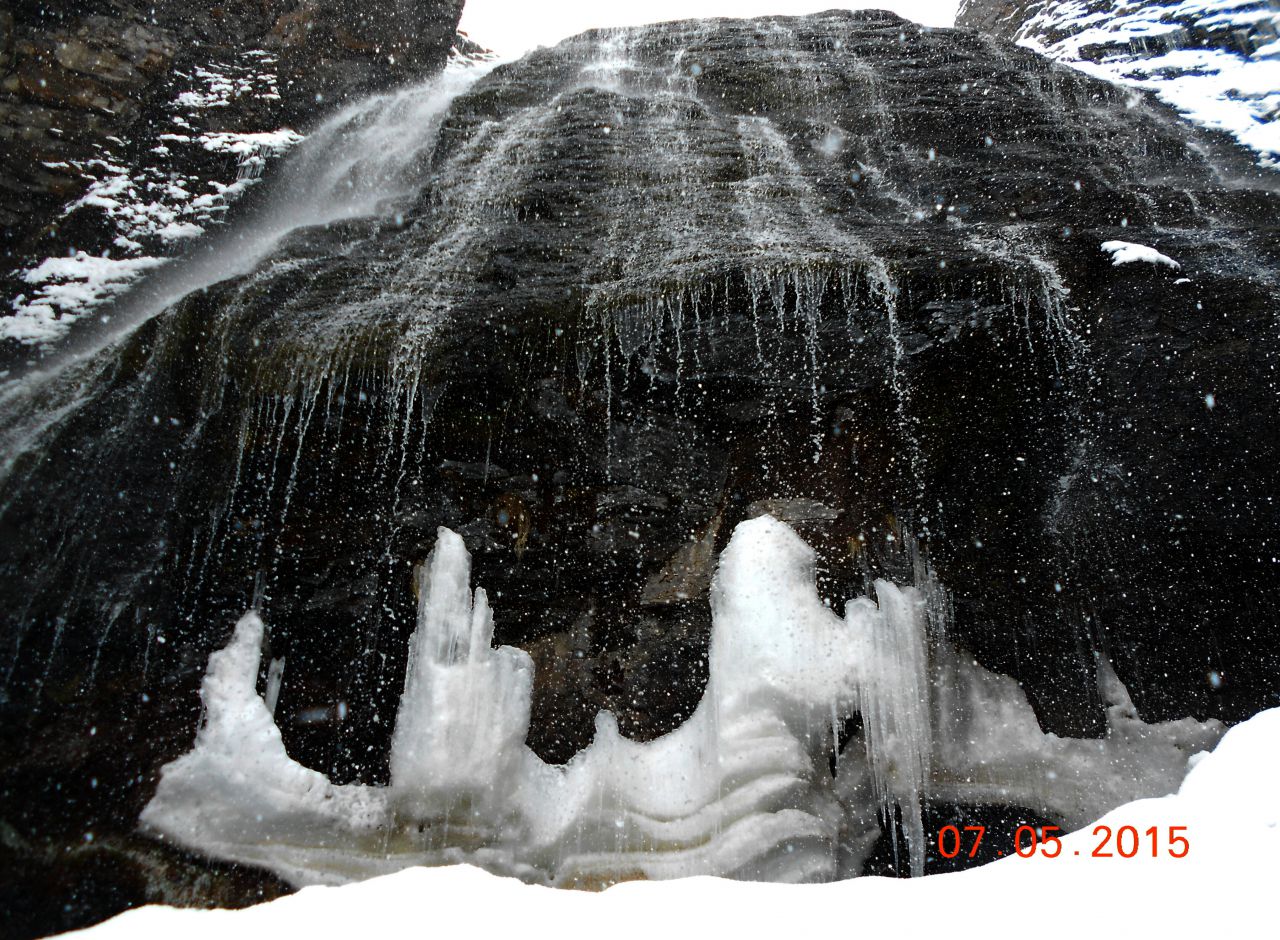 30-ти метровый водопад «Девичьи косы» на хребте Терскол. - Эльбрус...на день рождения!