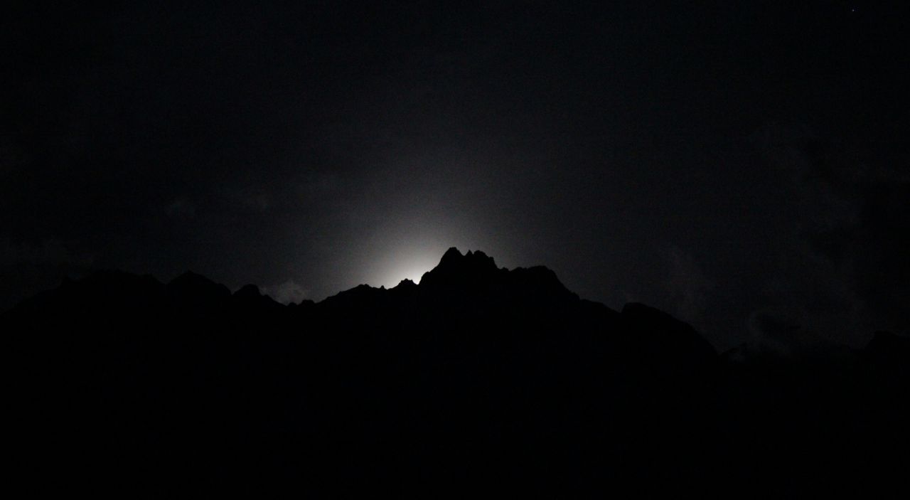 Первый раз я увидел, как в полной темноте светятся вершины... - Жемчужина Кавказа...