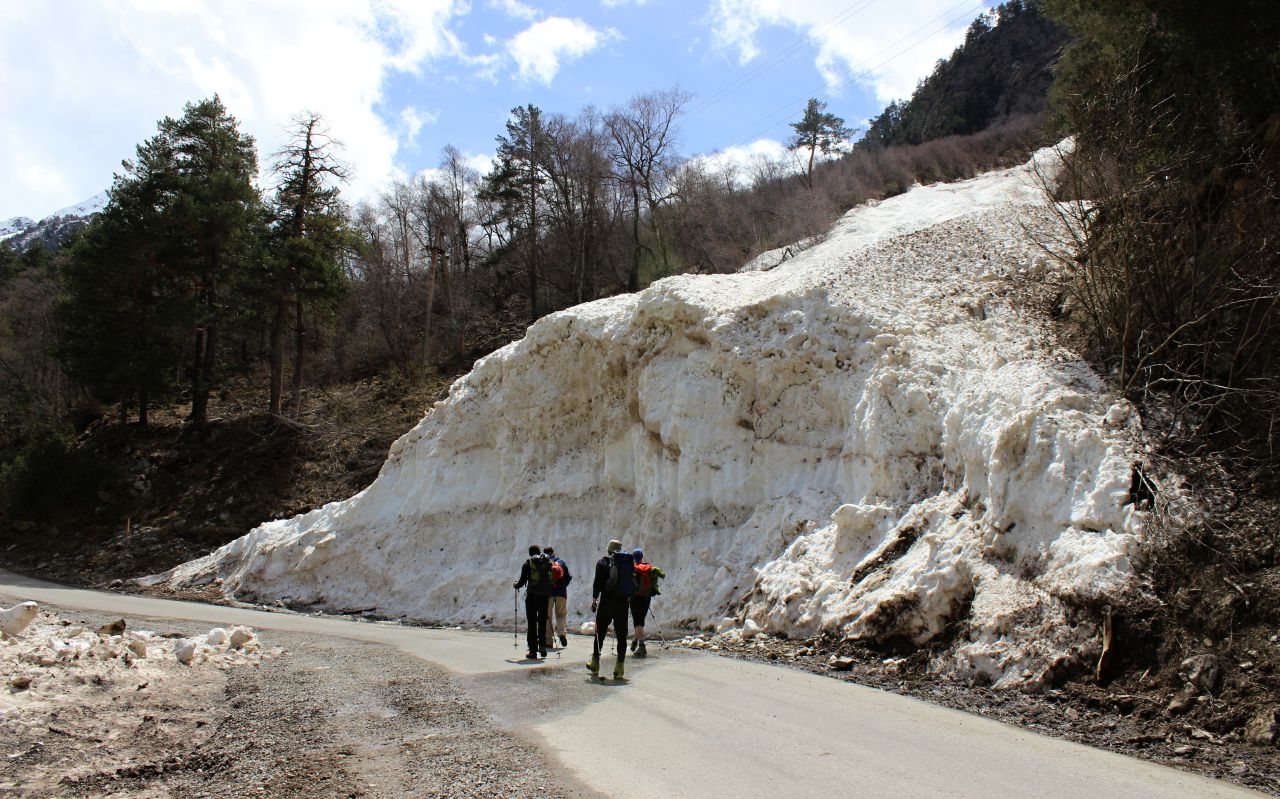 Через пару дней эта стена сырого снега сойдёт неслабой лавиной... - Жемчужина Кавказа...