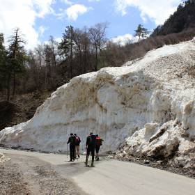 Через пару дней эта стена сырого снега сойдёт неслабой лавиной... - Жемчужина Кавказа...