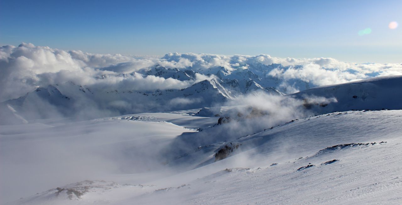 Сверкающая непорочная белизна высокогорных снегов, нетронутых, а может быть, недостижимых; красота гор, затянутых туманной дымкой, из-за которой не различишь - земля это или облако; далекие, ясные, бесстрастные горы - Жемчужина Кавказа...