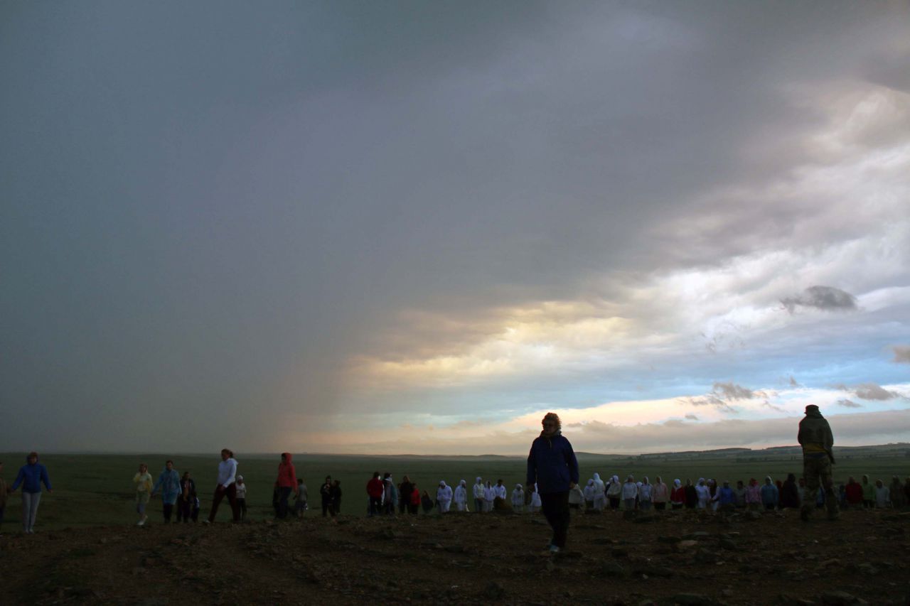 Половина неба черная половина светлая, слева молнии справа восходит солнце! Потрящающее зрелище - Фоторепортаж поездки МироТворцев в Аркаим 25-27 июня 2015