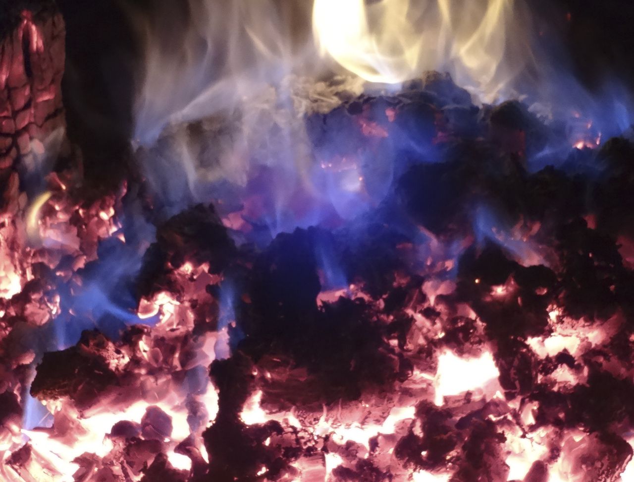 Угли догорают, макро - Аркаим, июль 2014