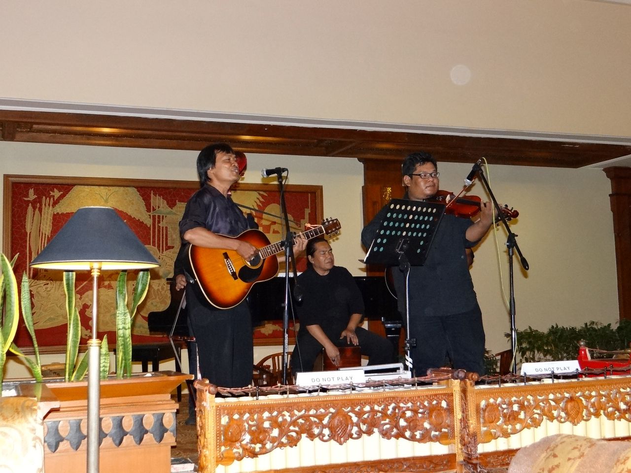 А в холле отеля живая музыка - Малайзия, Индонезия. Часть 2. Остров Ява. Джекьякарта. День первый.