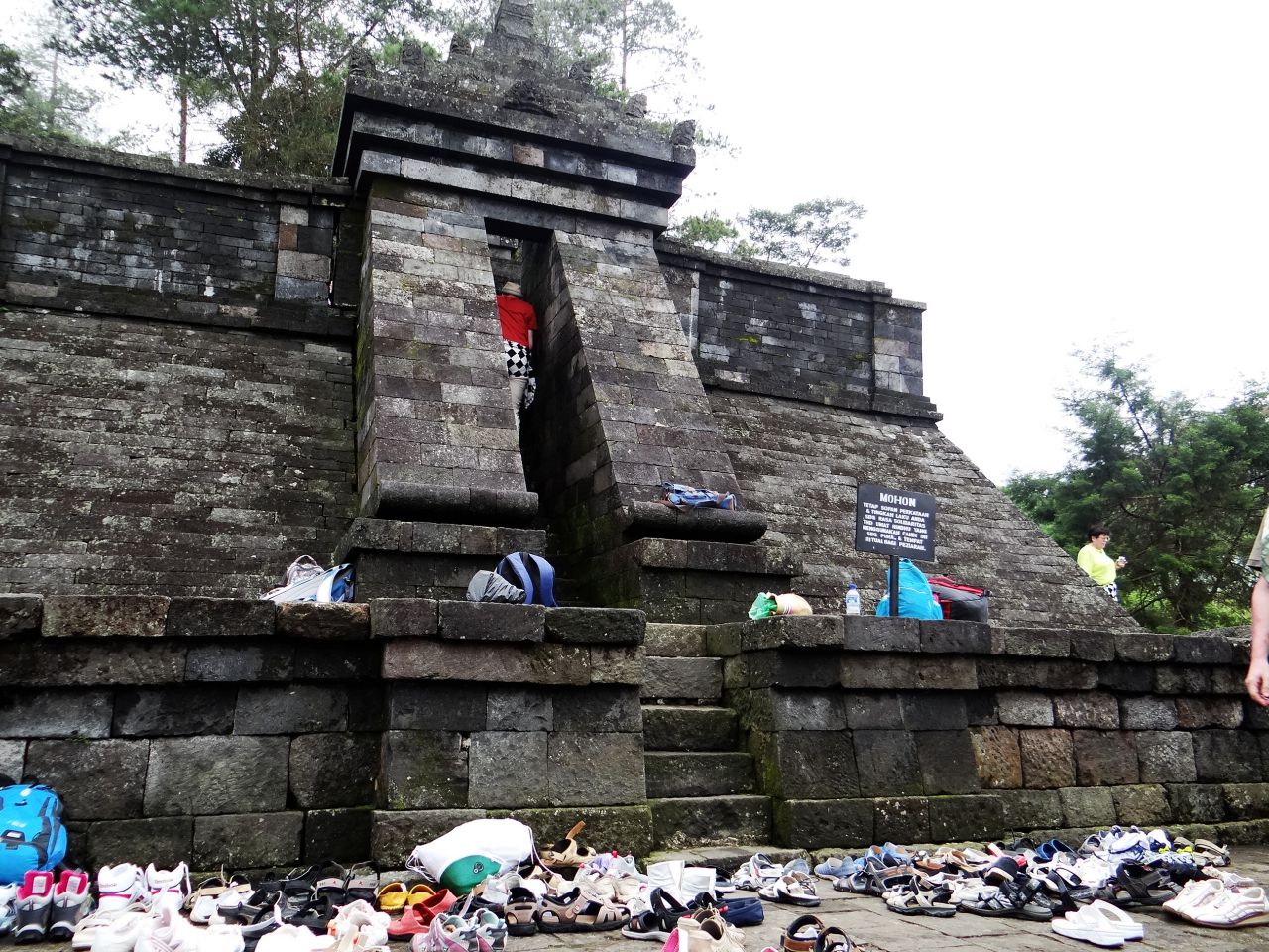 Пирамидальная вершина храма, вход босиком, как видно по количеству нашей обуви:) - Малайзия, Индонезия. Часть 3. Джекьякарта. День второй.