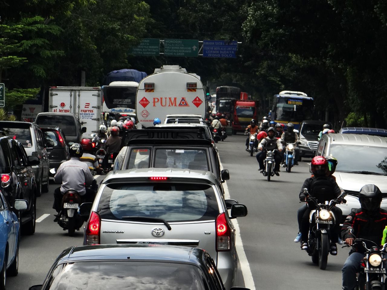 Ранее утро. Трафик на индонезийских дорогах весьма напряженный.  - Малайзия, Индонезия. Часть 3. Джекьякарта. День второй.