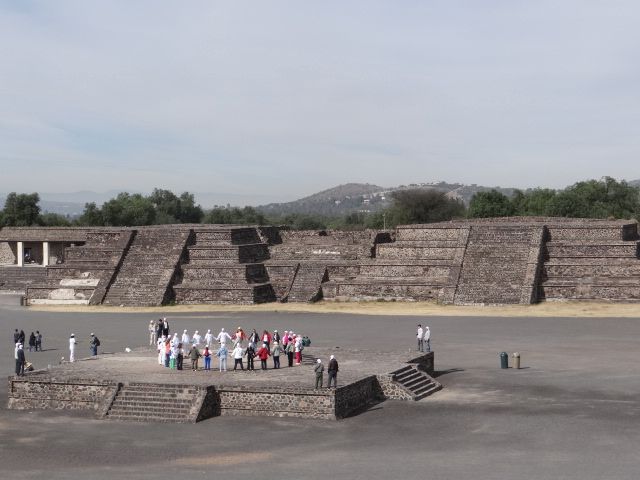 Действие в центральной точке перед пирамидой Луны - Мексика 2016. Теотиуакан, Мария Гваделупа.