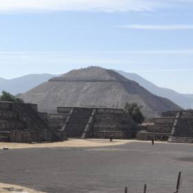 Пирамида солнца, вид с Пирамиды Луны - Мексика 2016. Теотиуакан, Мария Гваделупа.