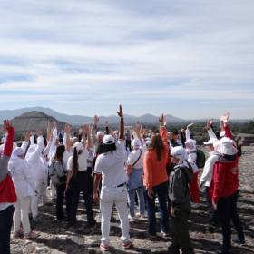 Работа на пирамиде Луны, наши гиды с нами... - Мексика 2016. Теотиуакан, Мария Гваделупа.