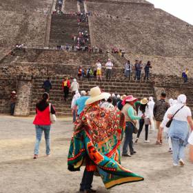 Пирамида Солнца - Под основанием пирамиды, на глубине шести метров, находится большая естественная пещера, шириной около ста метров, которая считалась «святым местом» ещё до того как была построена пирамида. - Мексика 2016. Теотиуакан, Мария Гваделупа.