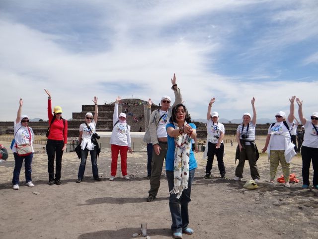 Действие перед храмом Кетцалькоатлу, совершенно случайно в тоже время и на том же месте - вместе с нами делал свой обряд женщина-шаман. Мы синхронизировали действия - Мексика 2016. Теотиуакан, Мария Гваделупа.