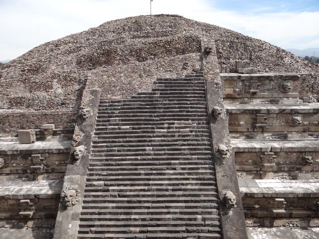 астроархеологический комплекс Теотиуакана фиксирует положение планет Солнечной системы на момент глобальной космической катастрофы, связанной с прохождением «кометы-возмездие», которая в этом комплексе обозначена храмом и отдельной пирамидой, посвященными Кетцалькоатлю - Мексика 2016. Теотиуакан, Мария Гваделупа.