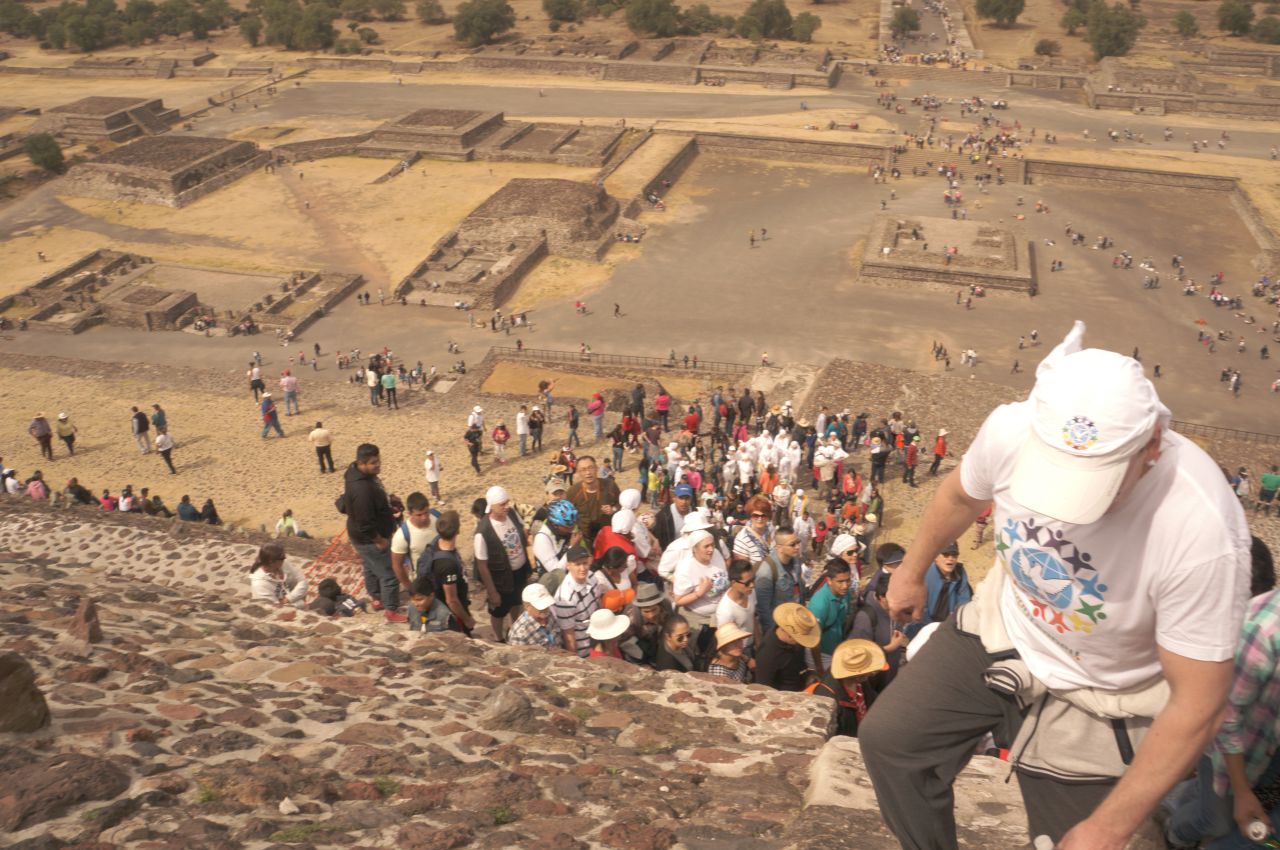 Подъем на пирамиду Солнца - достаточно сложен... очень крутые и узкие лесенки... - Мексика 2016. Теотиуакан, Мария Гваделупа.