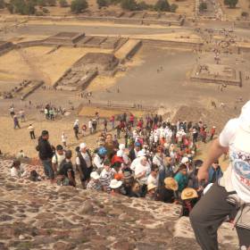 Подъем на пирамиду Солнца - достаточно сложен... очень крутые и узкие лесенки... - Мексика 2016. Теотиуакан, Мария Гваделупа.