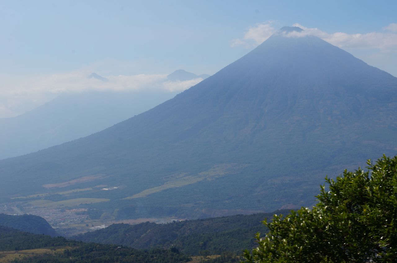 Вулкан Огня, так он выглядел до заката - Гватемала 2016. г.Антигуа. Вулкан Пакайя.
