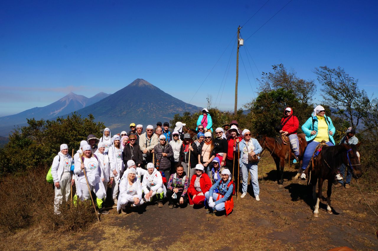Фото на фоне вулканов - самый большой и ближний - это Вулкан Огня  - Гватемала 2016. г.Антигуа. Вулкан Пакайя.