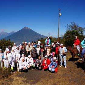 Фото на фоне вулканов - самый большой и ближний - это Вулкан Огня  - Гватемала 2016. г.Антигуа. Вулкан Пакайя.
