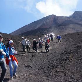 Спускаться то - тяжелее чем подниматься... Опасно... Да и вулканическая пыль - Гватемала 2016. г.Антигуа. Вулкан Пакайя.