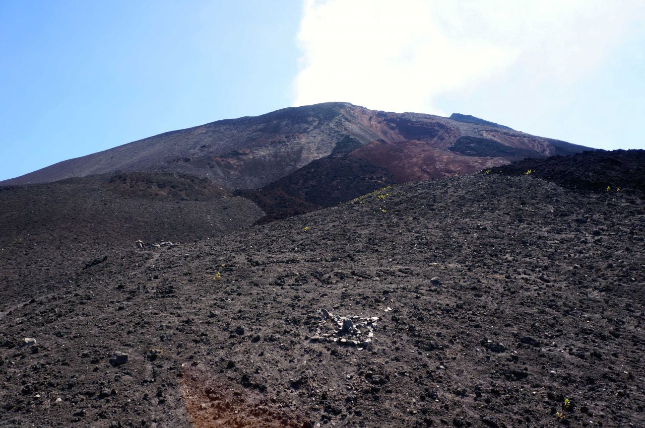 На склоне вулкана - ближе к жерлу - ретранслятор. Соединение со всеми пирамидамиЗемли - Гватемала 2016. г.Антигуа. Вулкан Пакайя.