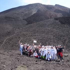 Повернулись, и вот мы на фоне кратера вулкана Пакайя. - Гватемала 2016. г.Антигуа. Вулкан Пакайя.