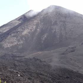 Отчетливо виден кратер. Он сильно изменился после извержений 2014 года, чашу с лавой прорвало и огненная река обрушилась на город - Гватемала 2016. г.Антигуа. Вулкан Пакайя.