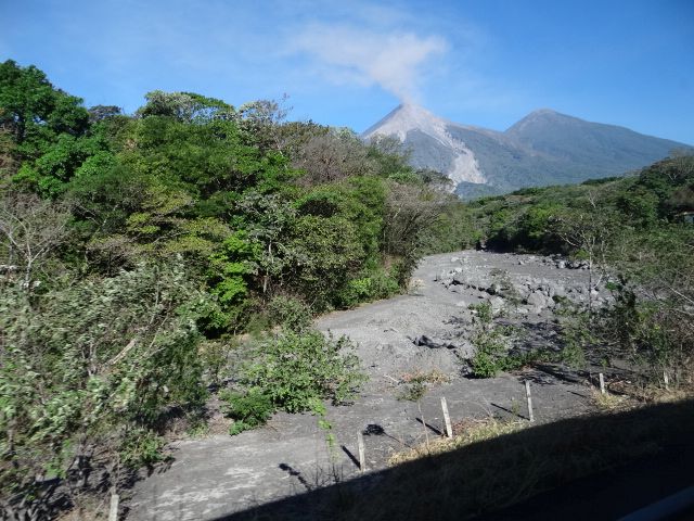 Вулкан начинает манить к себе еще из окон автобуса. - Гватемала 2016. г.Антигуа. Вулкан Пакайя.