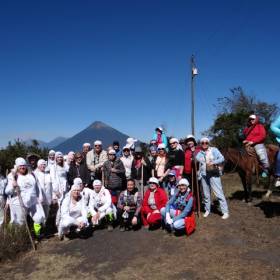 За спиной соседний вулкан Огня - Гватемала 2016. г.Антигуа. Вулкан Пакайя.