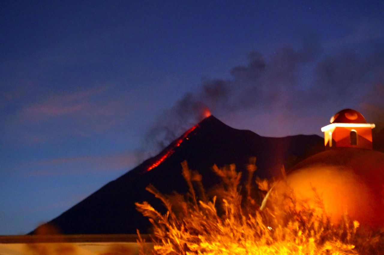 А когда вечером поехали на ужин, вышли из отеля и увидели что вулкан Огня начал извергаться и видна была даже огненная река. Для нас это стало явным подтверждением, что активизация вулканов началась. - Гватемала 2016. г.Антигуа. Вулкан Пакайя.