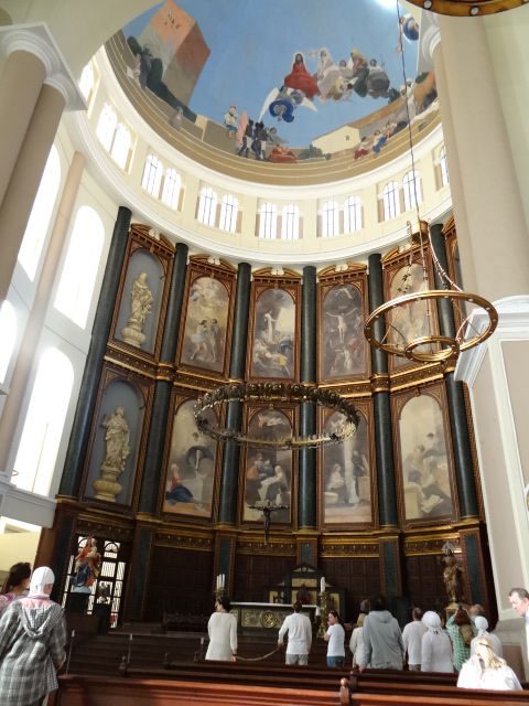  Главный алтарь окружен восемью большими картинами с изображением сцен из жизни Христа, написанными Андресом Гарсией Ибаньесом.  - Сальвадор 2016.