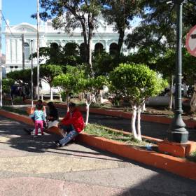 На востоке площади - берет свое начало зеленый парк Либертад – островок естественной природы в центре Сан-Сальвадора - Сальвадор 2016.