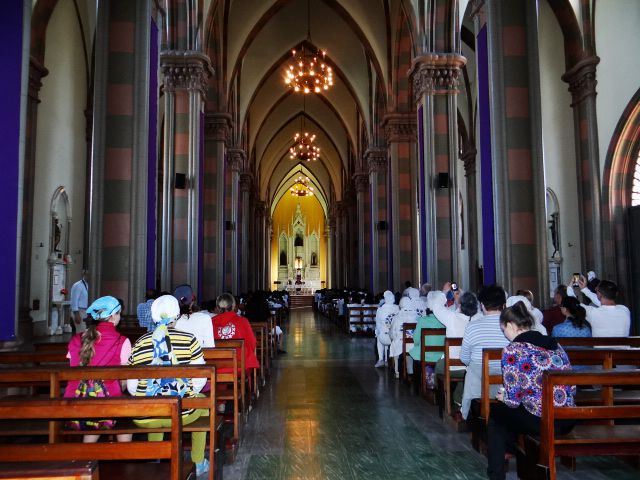 Собор с колоколами, и не похож ни на один собор в Сальвадоре так как построен в прошлом веке - Сальвадор 2016.